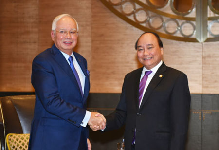 Thủ tướng Chính phủ Nguyễn Xuân Phúc có cuộc gặp song phương với Thủ tướng Malaysia Najib Razak.
